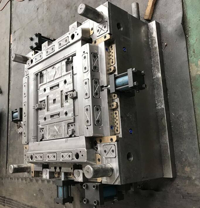 大型模具工廠 潤滑油桶與塑料桶模具的專業(yè)制造