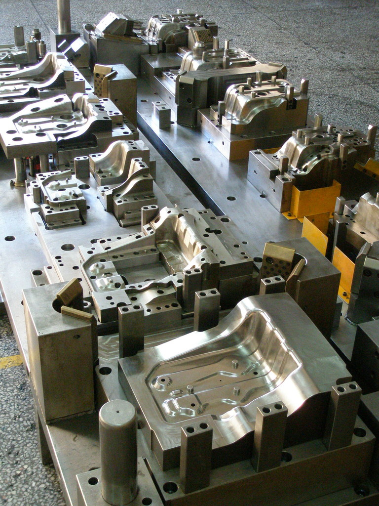 東莞市德林實(shí)業(yè) 專業(yè)制造汽車級(jí)進(jìn)模與拉伸件，提供高性價(jià)比沖壓模解決方案